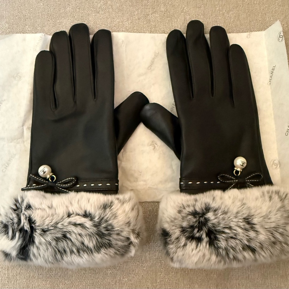 Chic Black Leather Gloves with Faux Fur Cuff
